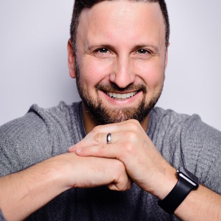 Portrait of Ananya meditation instructor